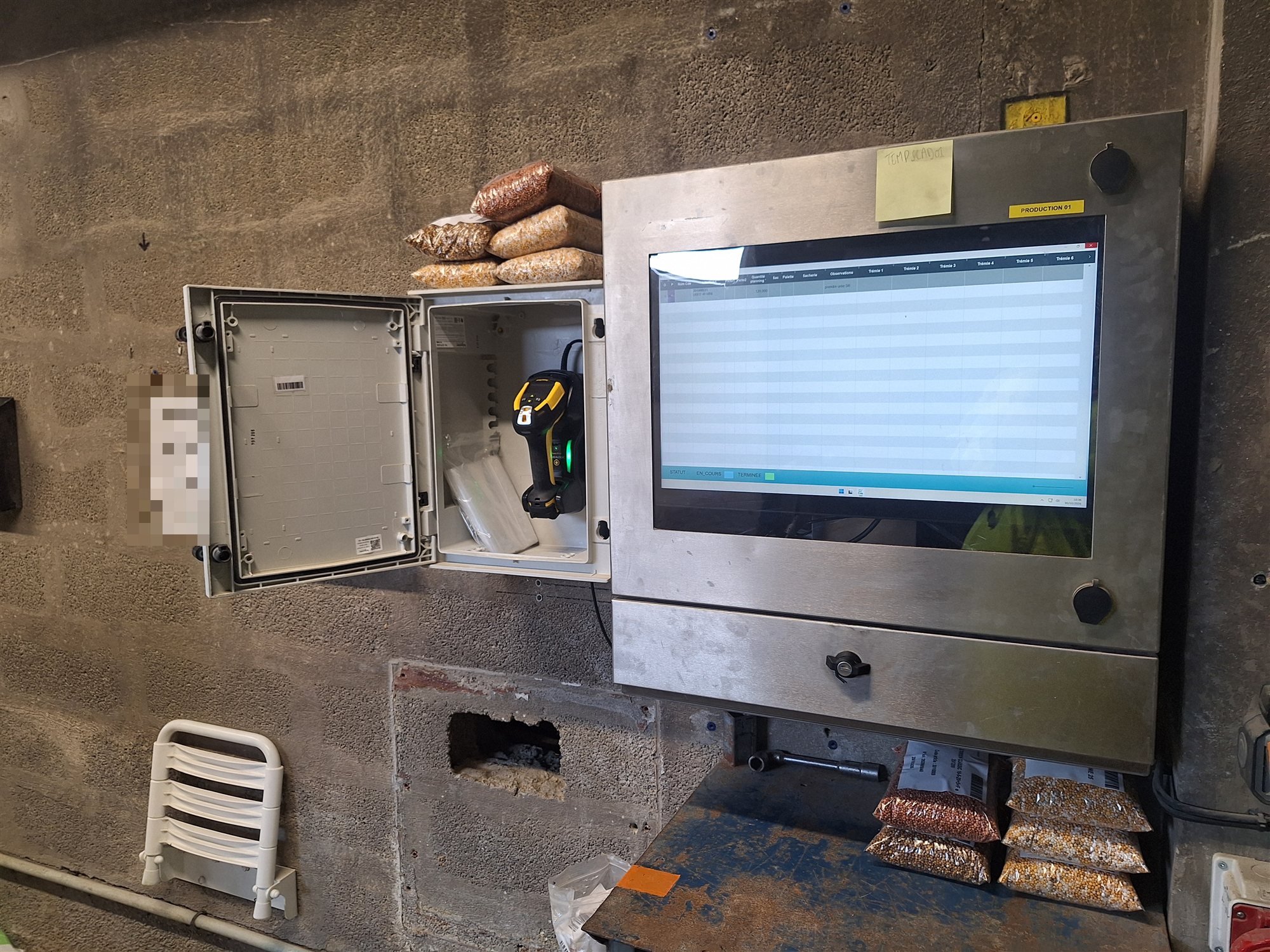 Planning de fabrication par trémie affiché sur le poste, avec le statut de chaque fabrication : en cours ou terminée