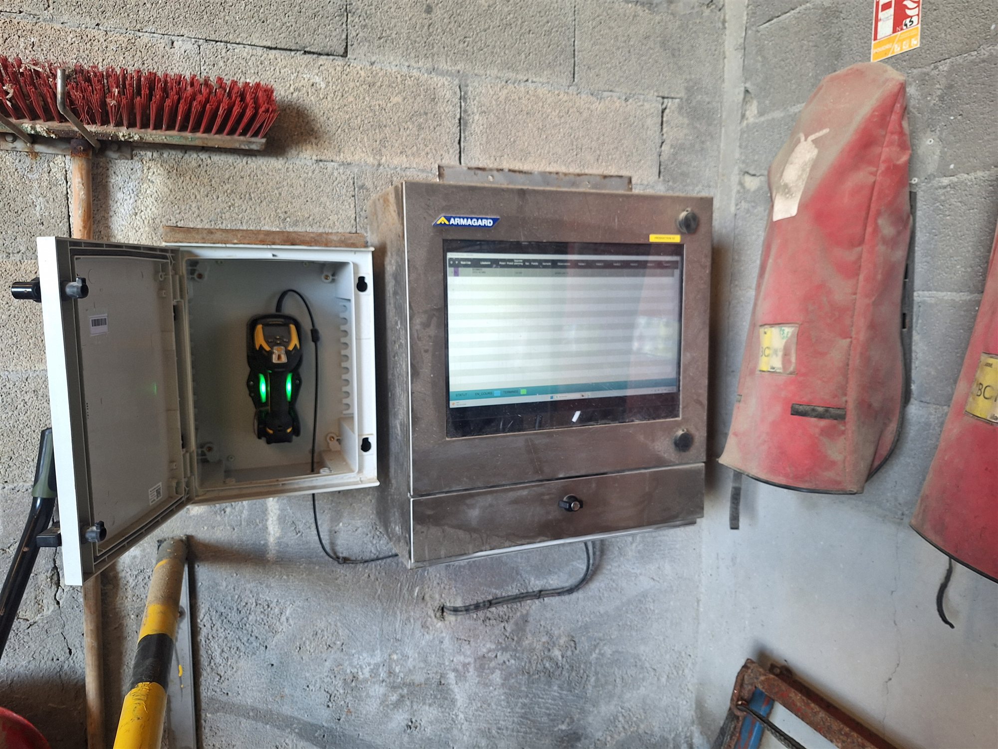Second poste de production équipé d'un écran protégé et d'une scanette, au plus près des opérateurs